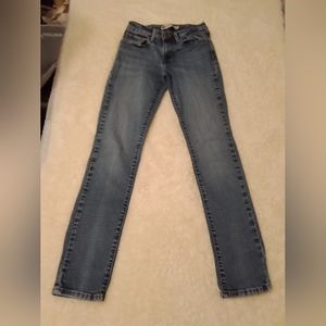 Levi's skinny mid rise size 2. 28 inseam. 8" rise
